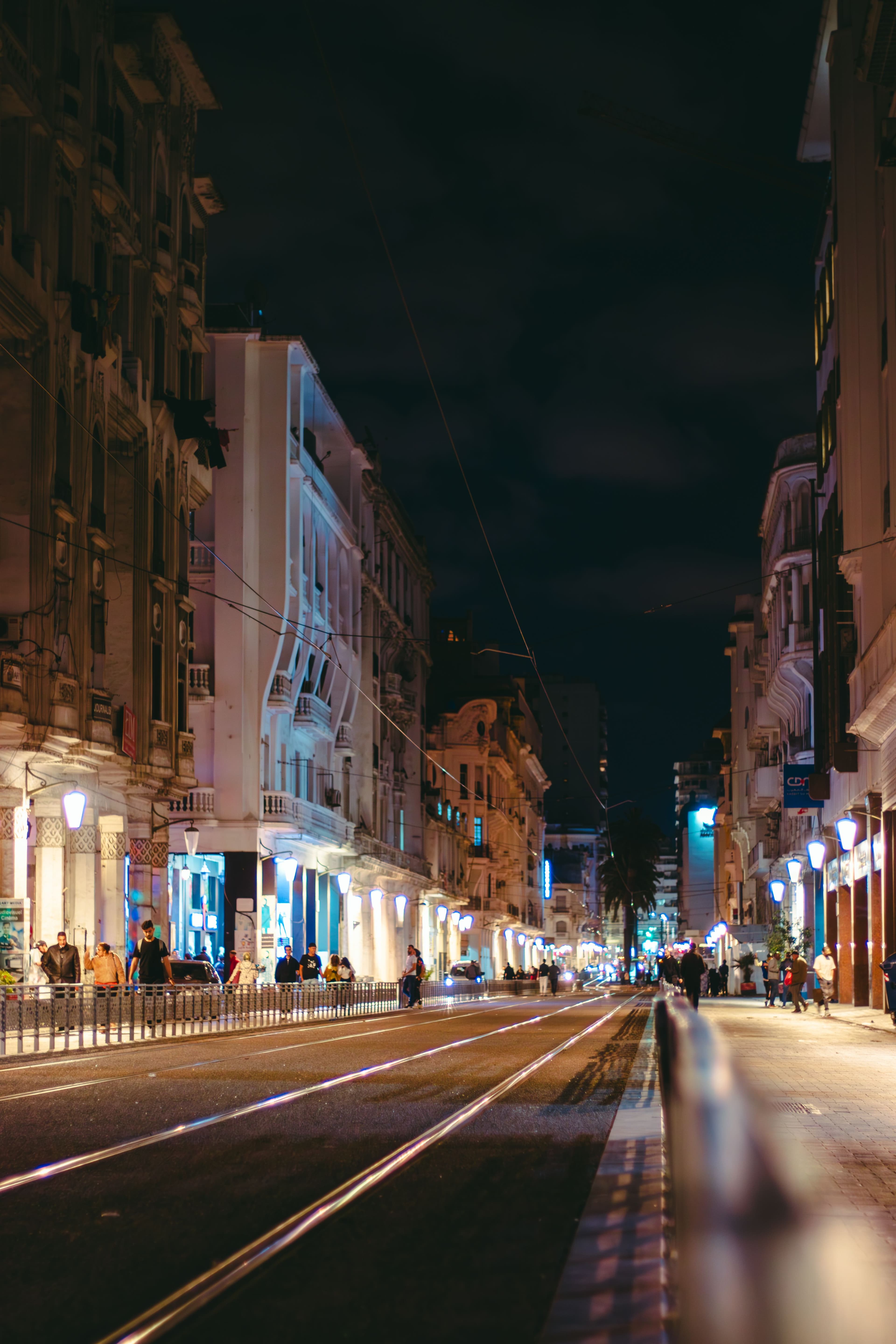Boulevard casablancais au crépuscule