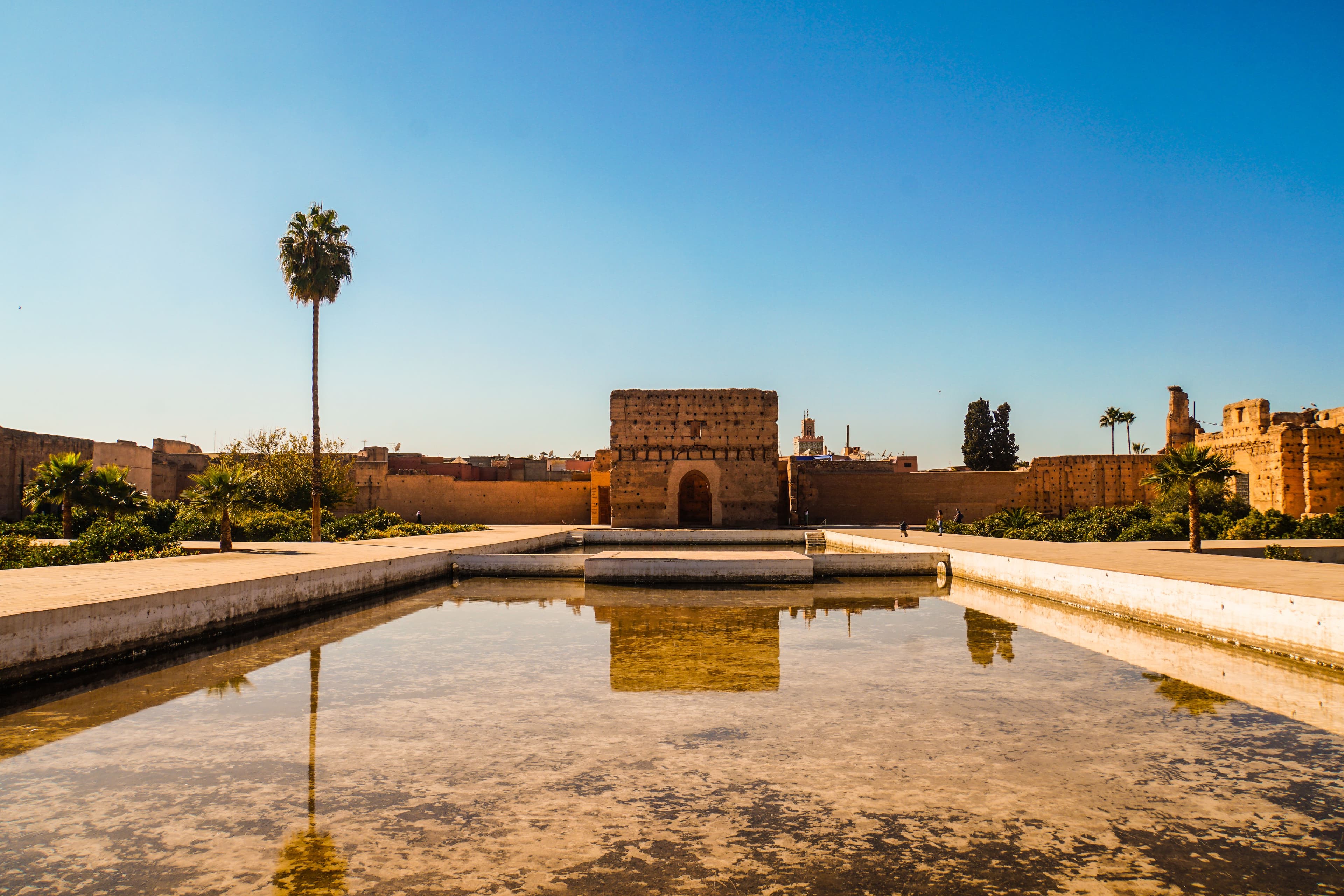 Bassin et murs du palais El Badi à Marrakech